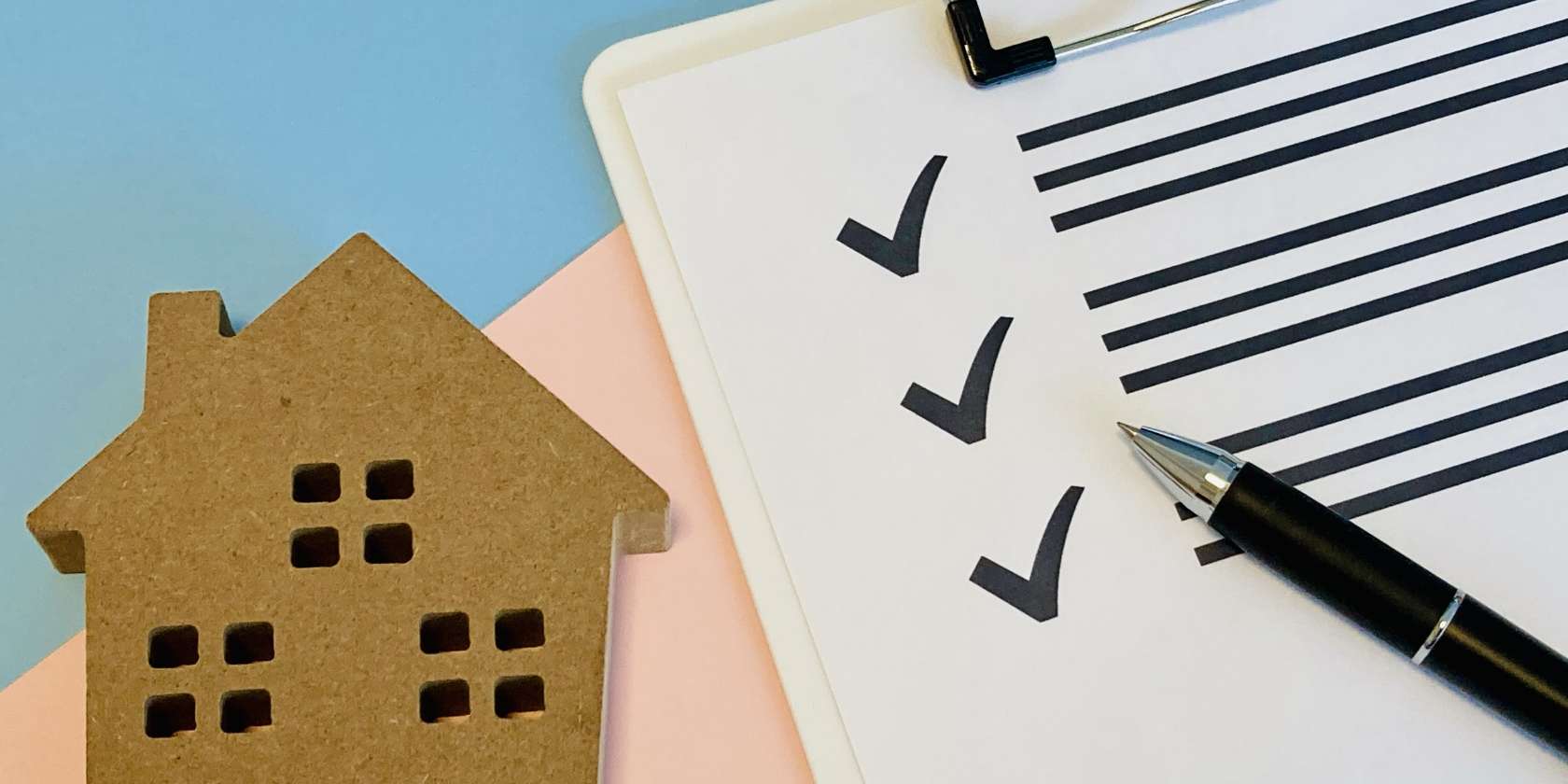 家の積み木とチェックリスト用紙のイメージ写真