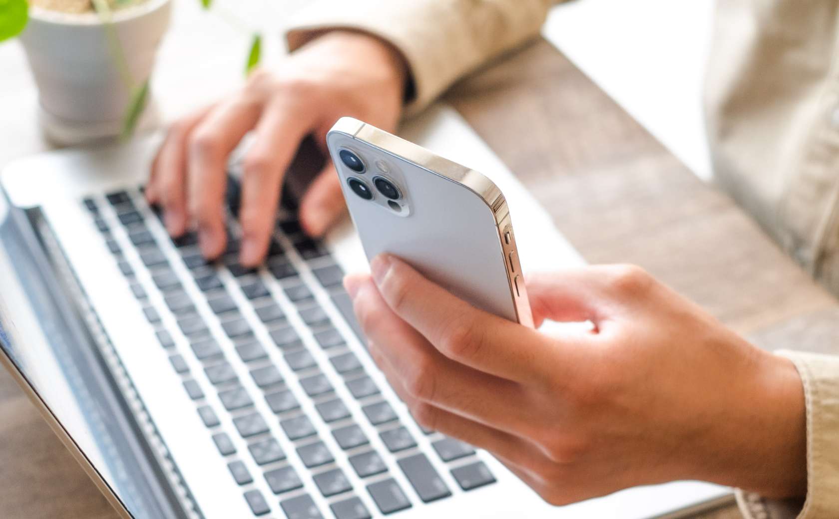 スマホでお問合せをするイメージ写真