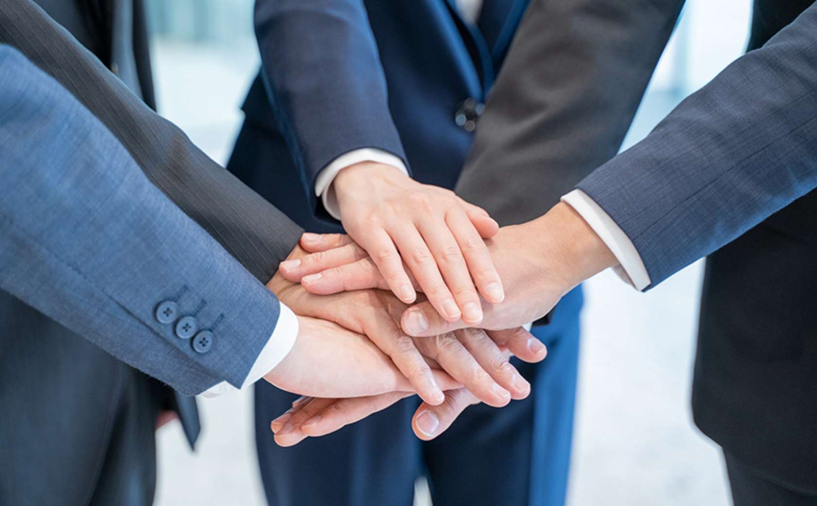 従業員が手を合わせるイメージ写真