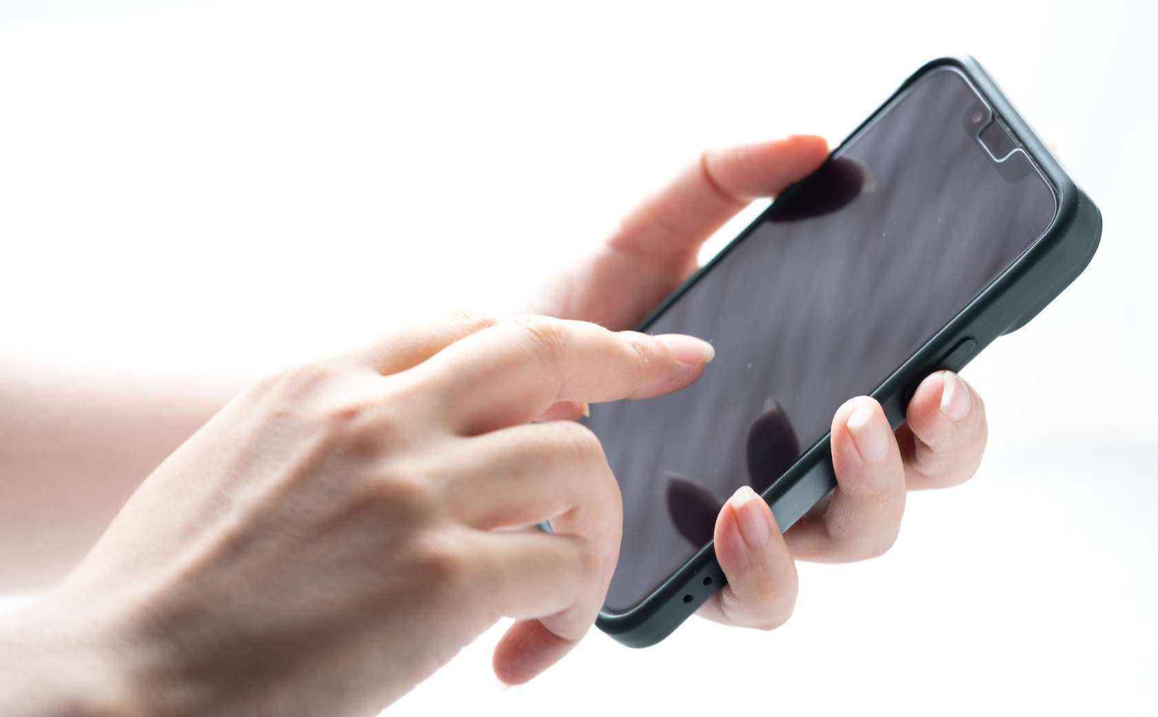 スマートフォンを持つ手の写真